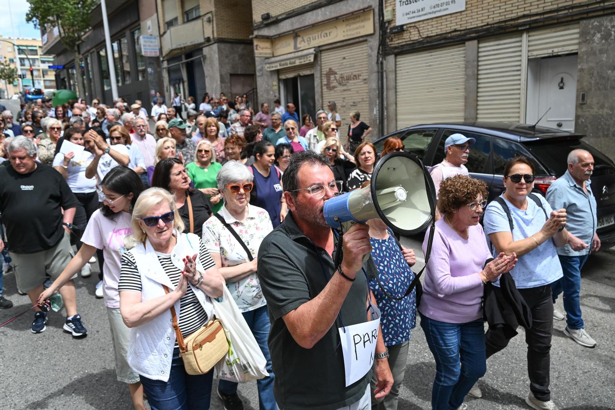 Vecinos se manifiestan pidiendo soluciones tras los hundimientos en la calle Clara Campoamor en Elche