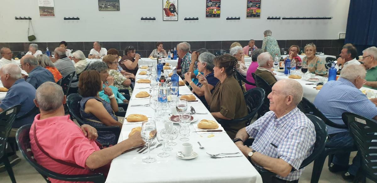 La asociación de jubilados de Venialbo honran a San joaquín y Santa Ana