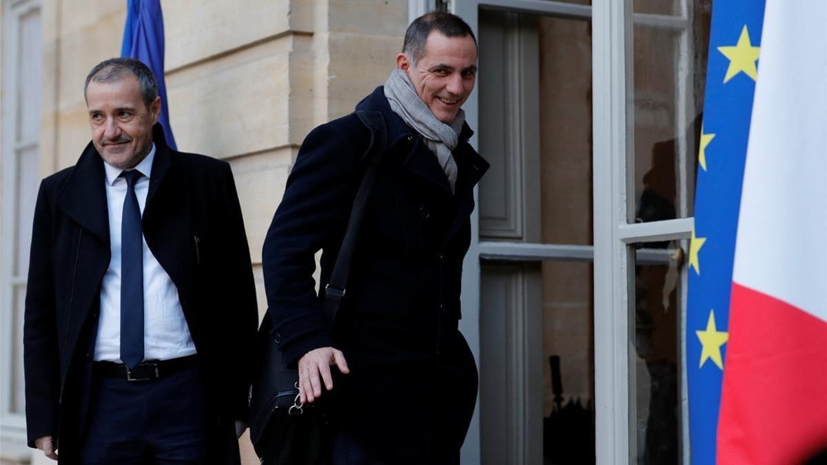 Los líderes nacionalistas corsos Gilles Simeoni y Jean-Guy Talamoni llegan al palacio de Matignon de París para entrevistarse con el primer ministro francés, Édouard Philippe