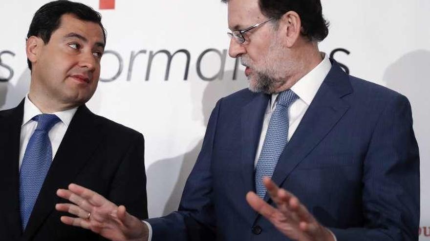 Moreno, con Rajoy, ayer, en un acto público en Madrid. // Efe