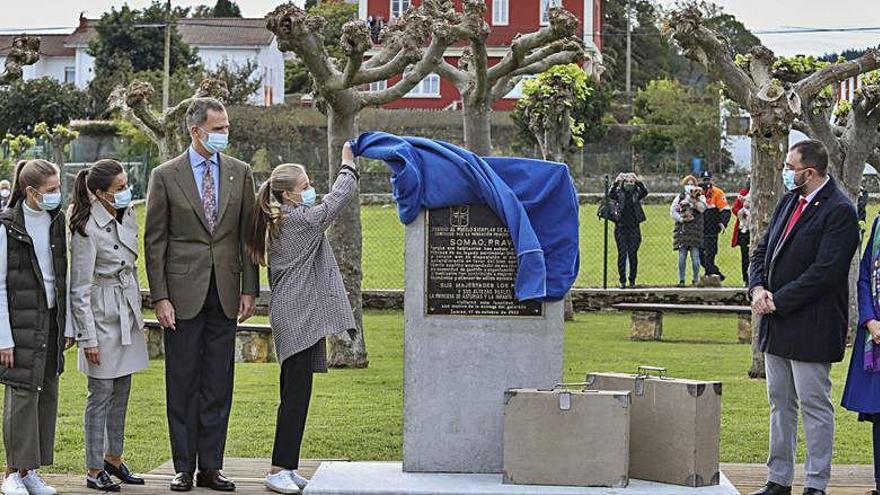 La princesa Leonor descubre la placa de pueblo ejemplar.