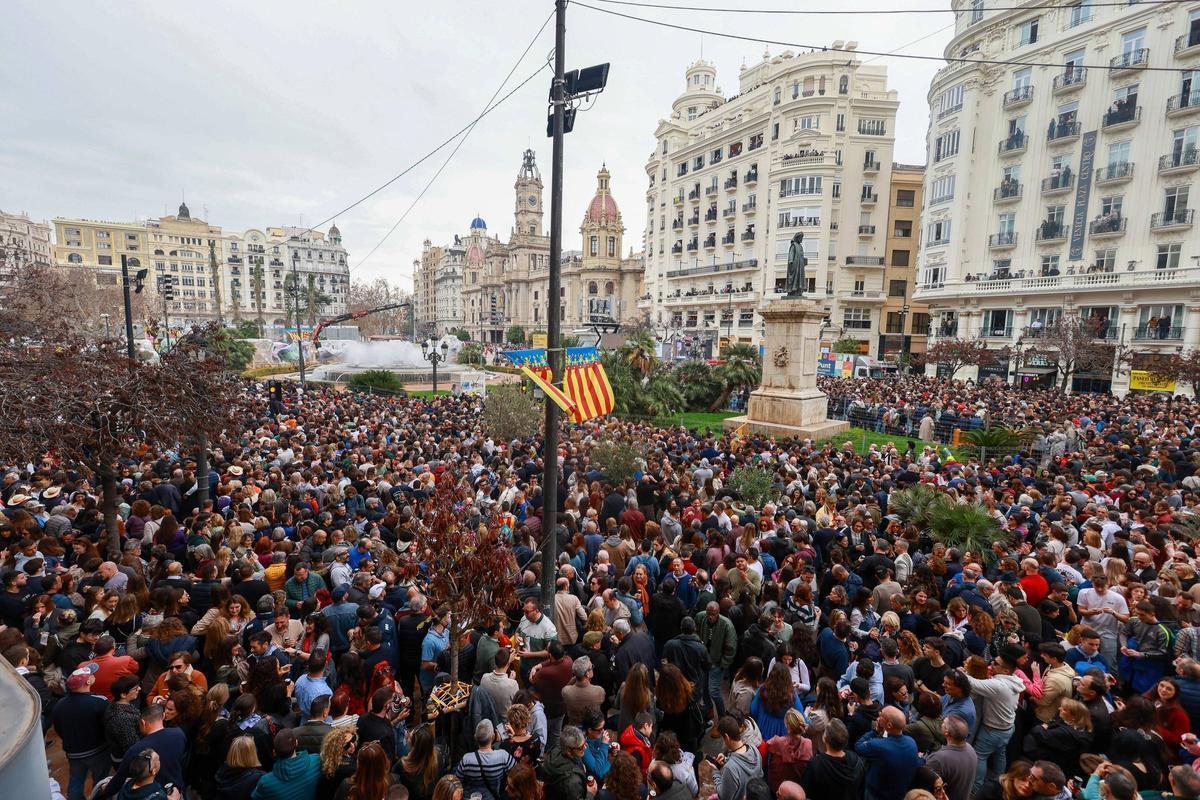 Afluencia multitudinaria en una mascletà de València.