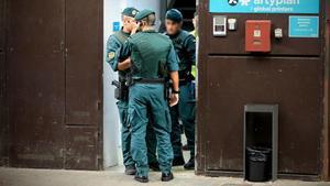 Agentes de la Guardia Civil el pasado septiembre en busca de documentación sobre el 1-O