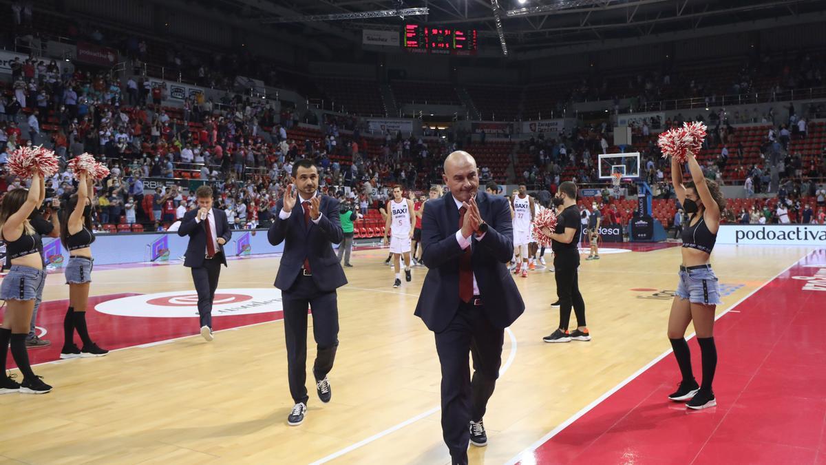 Jaume Ponsarnau aplaude a la grada tras el partido, seguido de sus ayudantes, Aleix Durán y Nacho Juan.