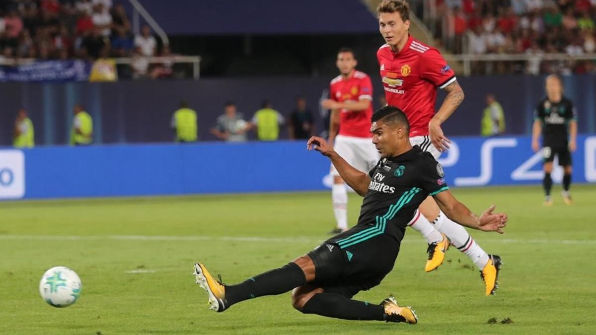 Casemiro remata, arrancando en fuera de juego, el primer gol del Real Madrid ante el Manchester United.