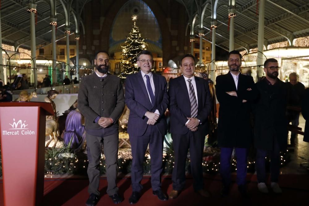 Primer día del árbol de Navidad, pista de patinaje sobre hielo y el tiovivo del ayuntamiento