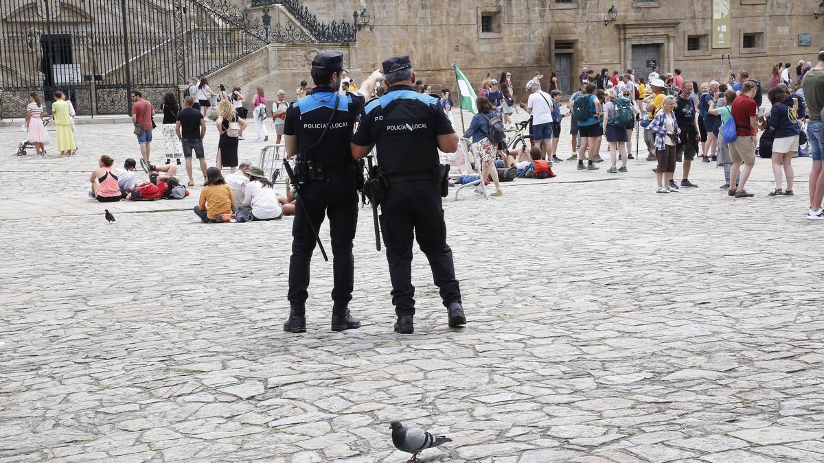 Policías locales de Santiago durante una patrulla en la Praza do Obradoiro.