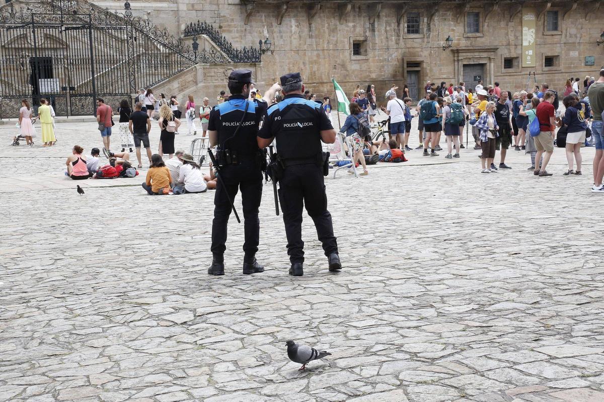 Policías locales de Santiago durante una patrulla en la Praza do Obradoiro.