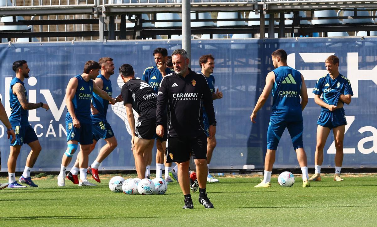 David Navarro, ayer durante el entrenamiento del Real Zaragoza en la Ciudad Deportiva con los jugadores ejercitándose detrás.