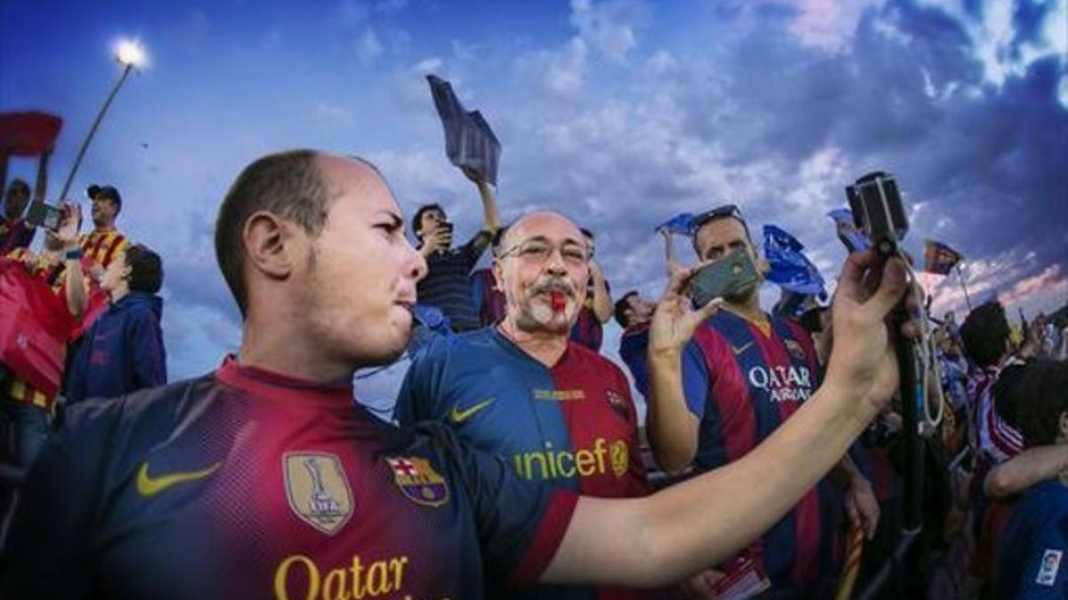 Aficionados del Barça pitan el himno en el Camp Nou, el pasado 30 de mayo.