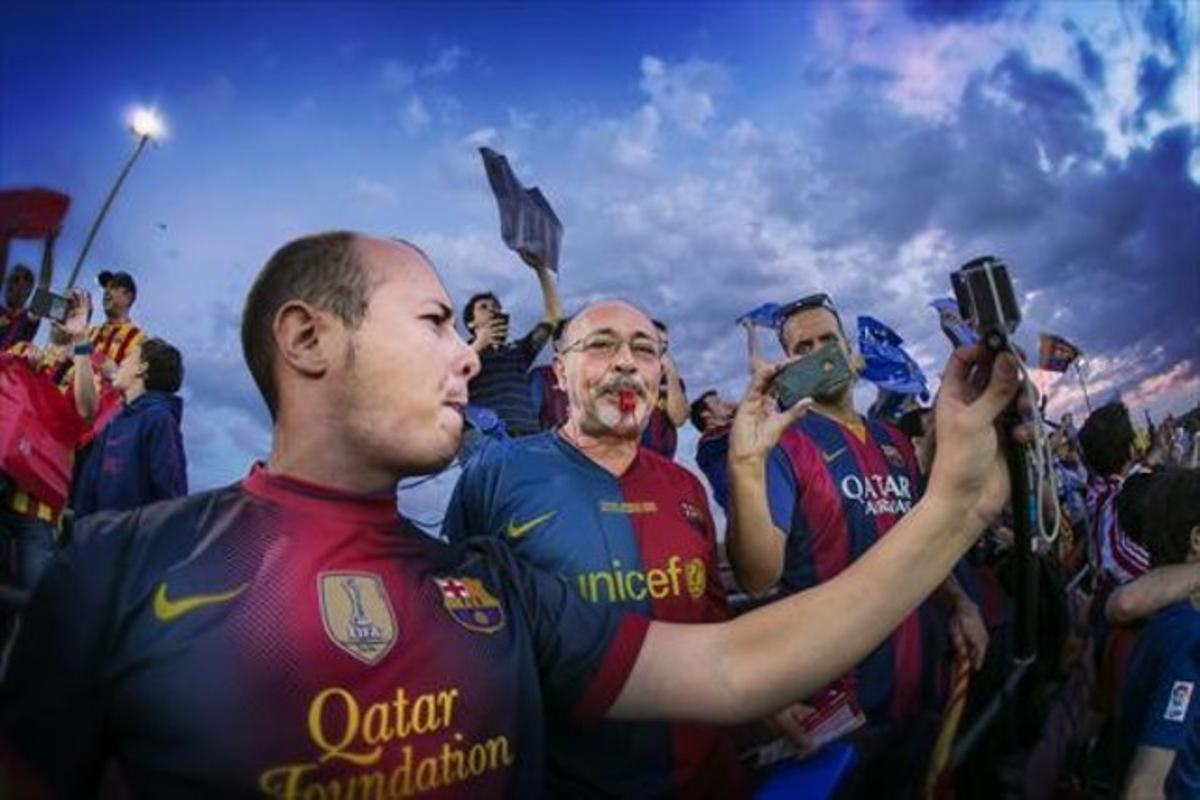 Aficionats del Barça xiulen l’himne al Camp Nou, el 30 de maig.