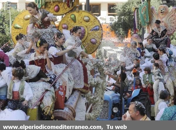 GALERÍA DE FOTOS - El Coso Multicolor inunda de confeti Castellón