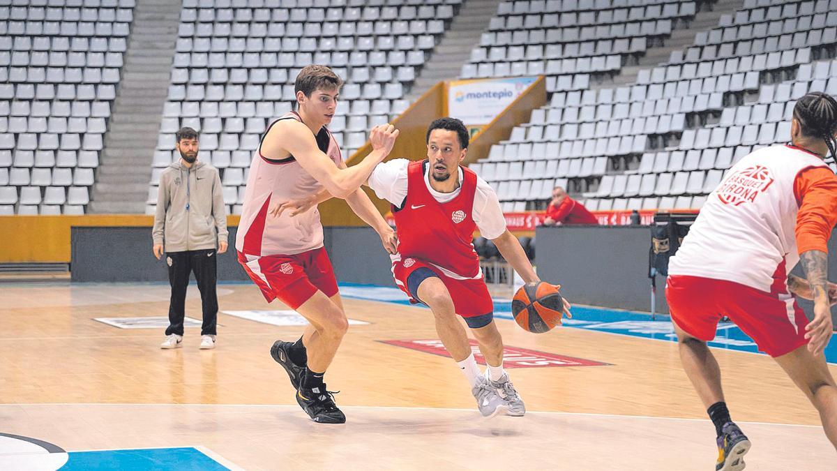 Prkacin defensant Jenkins en un entrenament del Bàsquet Girona a Fontajau.