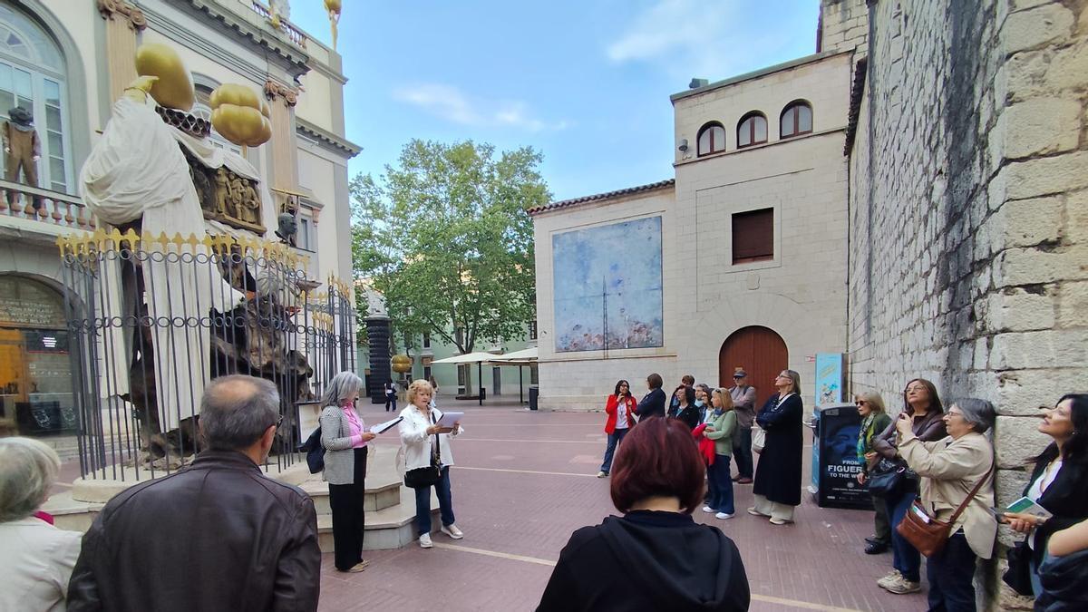 Un dels racons on es va aturar la comitiva seguint l'itinerari, davant el monument a Francesc Pujols, divendres passat.