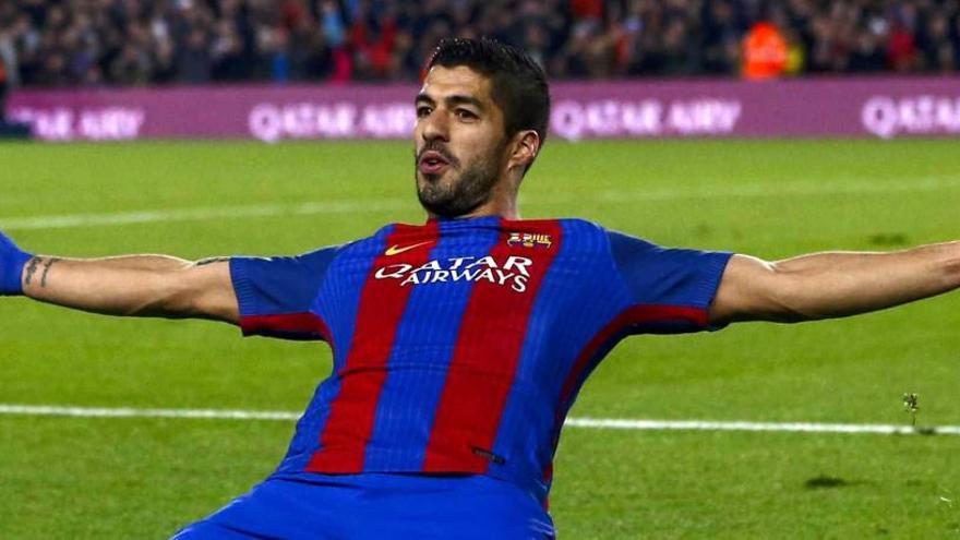 Luis Suárez celebra un gol en el último derbi ante el Espanyol.