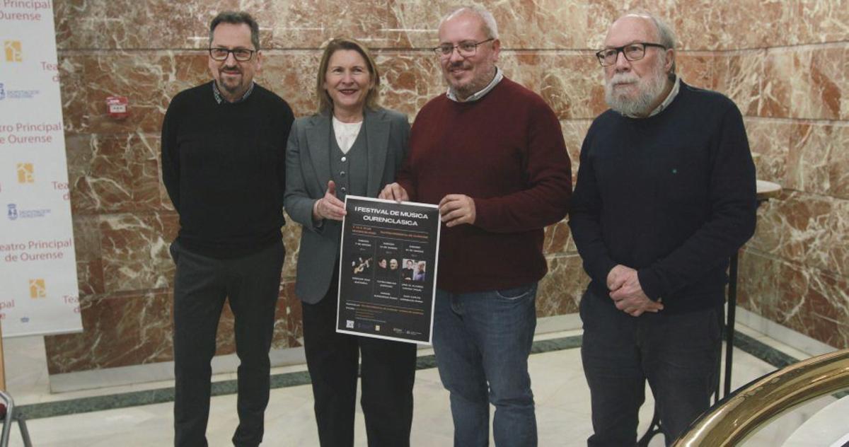El guitarrista Marcos Díaz (izquierda), junto a autoridades del festival. | IÑAKI OSORIO
