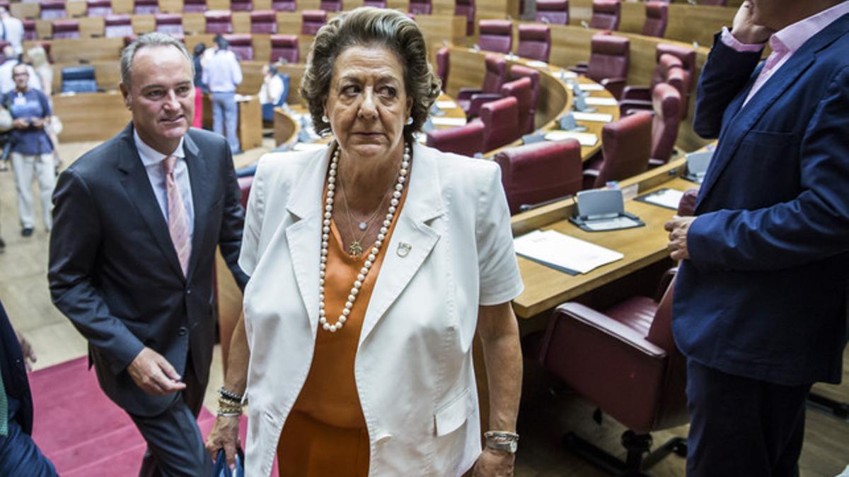 Rita Barberá y Alberto Fabra salen del hemiciclo de las Corts Valencianes, el 22-7-2015