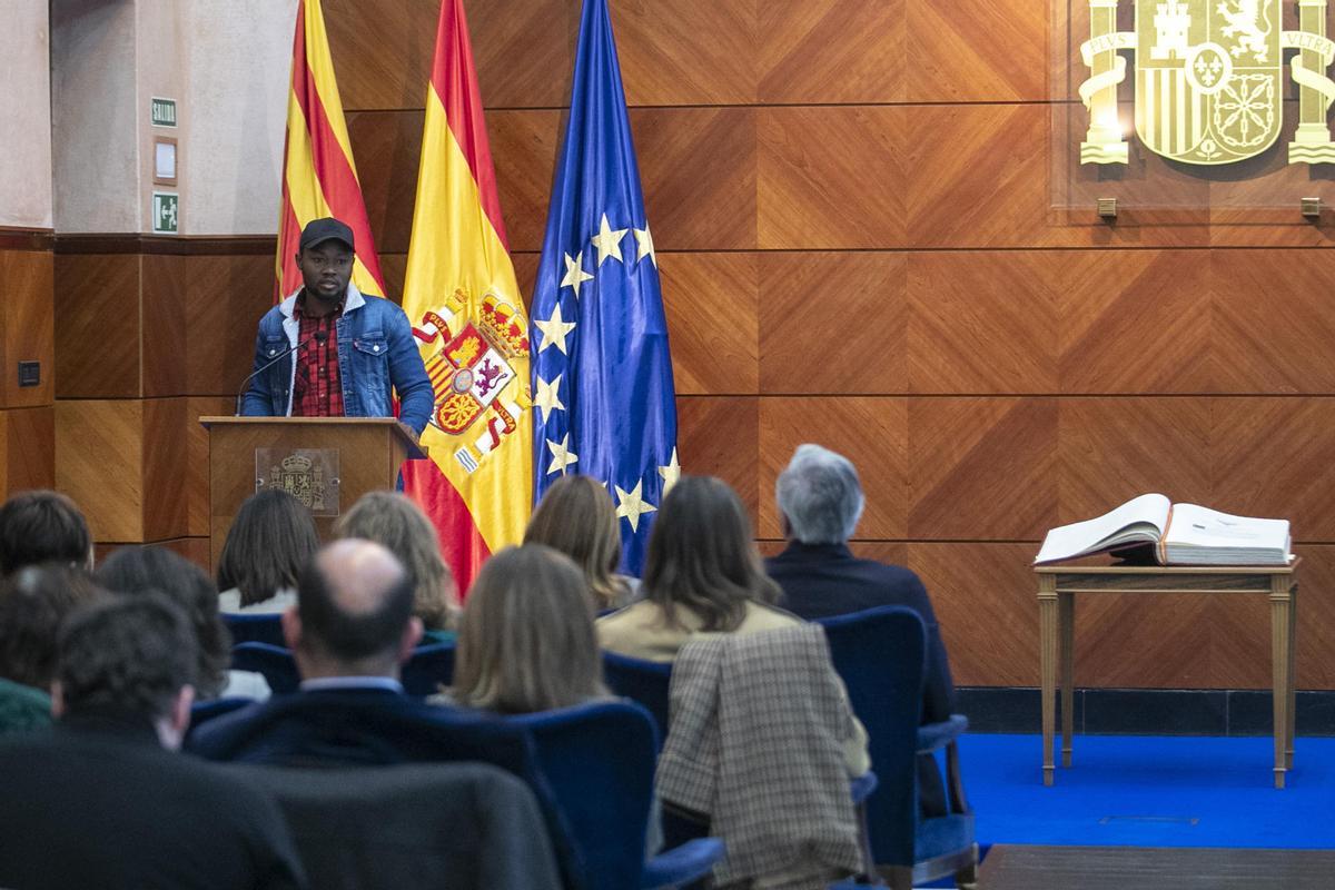 Un joven africano interviene en el acto por el 45 aniversario de la Constitución Española.