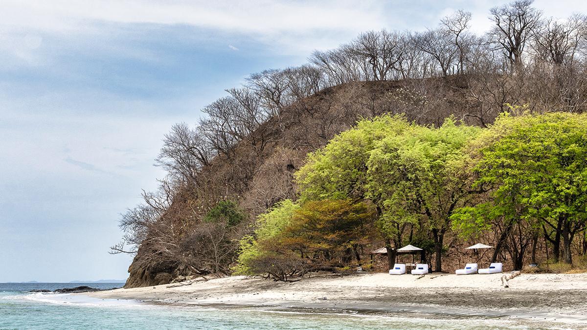 Las playas volcánicas aportan un paisaje singular al golfo de Papagayo.