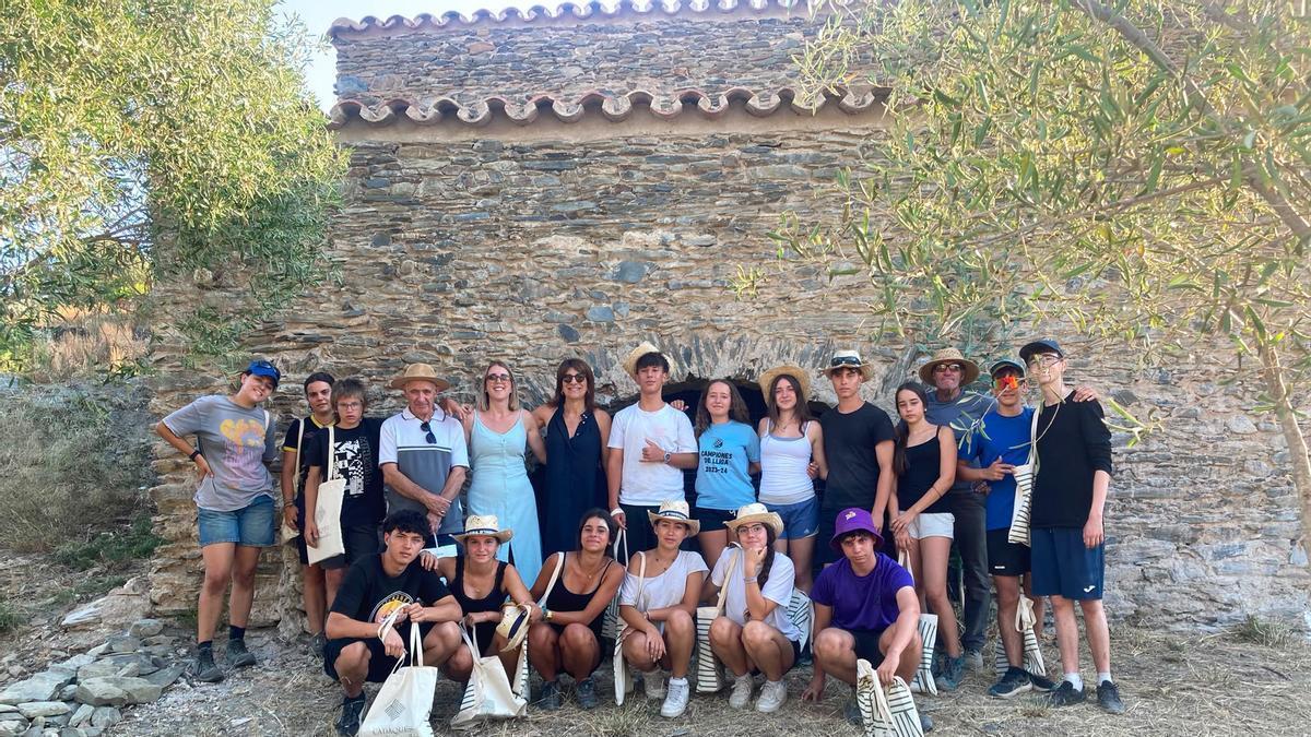 El grup de joves que ha participat al camp de treball.