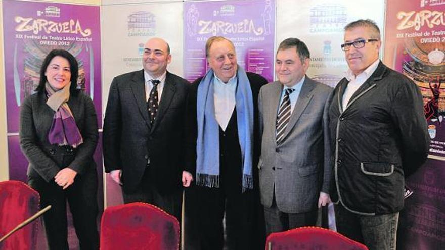 Por la izquierda, Ángeles Rivero, Agustín Iglesias, Francisco Álvarez-Buylla, José Vega y Emilio Sagi, en el Campoamor.