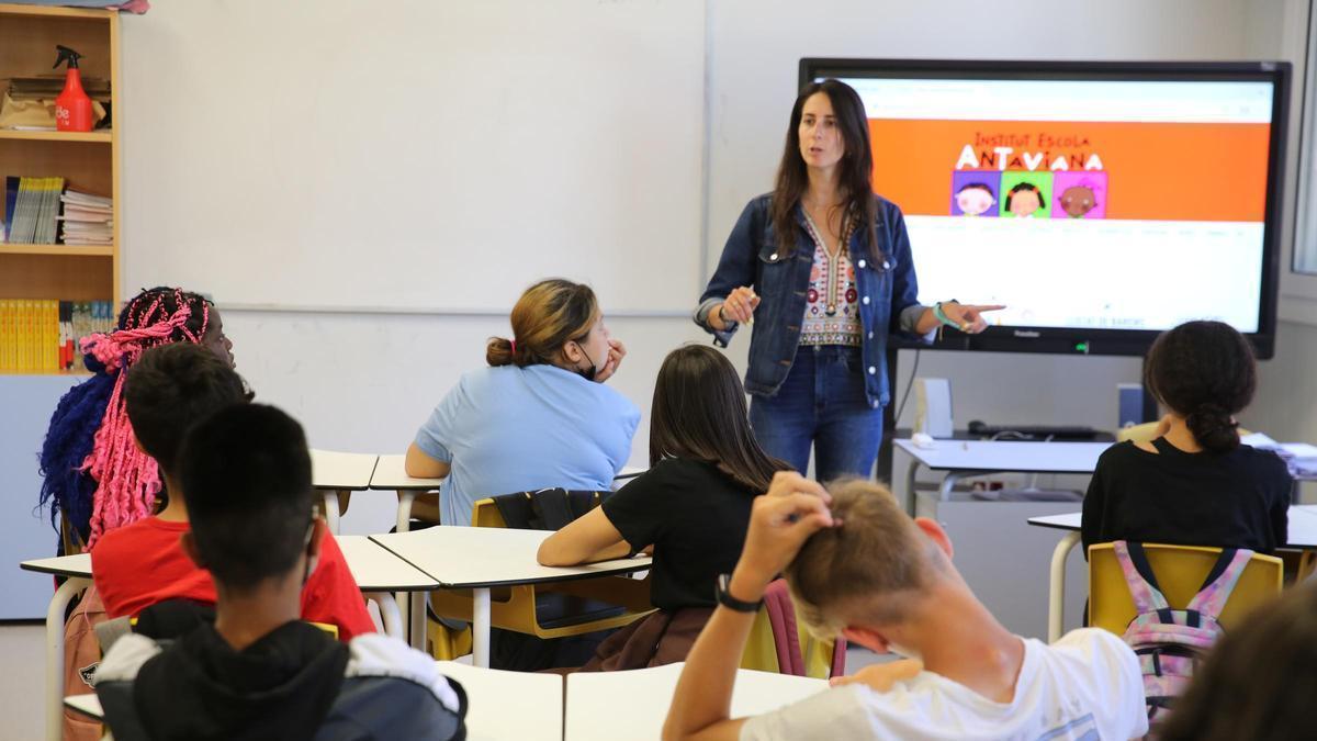 Alumnos en una clase con su profesora.