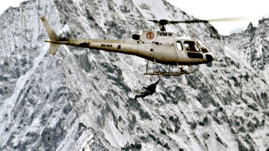 Un helicóptero participa en el rescate.