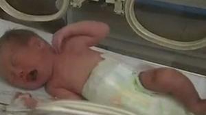 El bebè està estable en un hospital xinès.