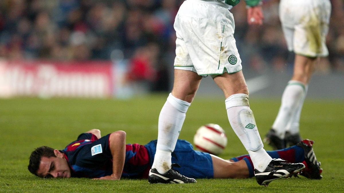 BARCELONA. 25.03.2004 PARTIDO DE VUELTA DE LOS CUARTOS DE FINAL DE LA COPA DE LA UEFA ENTRE EL FC BARCELONA Y EL CELTIC DE GLASGOW. EN LA FOTO, XAVI DERRUMBADO EN UNA JUGADA . FOTOGRAFIA DIGITAL DE JORDI COTRINA