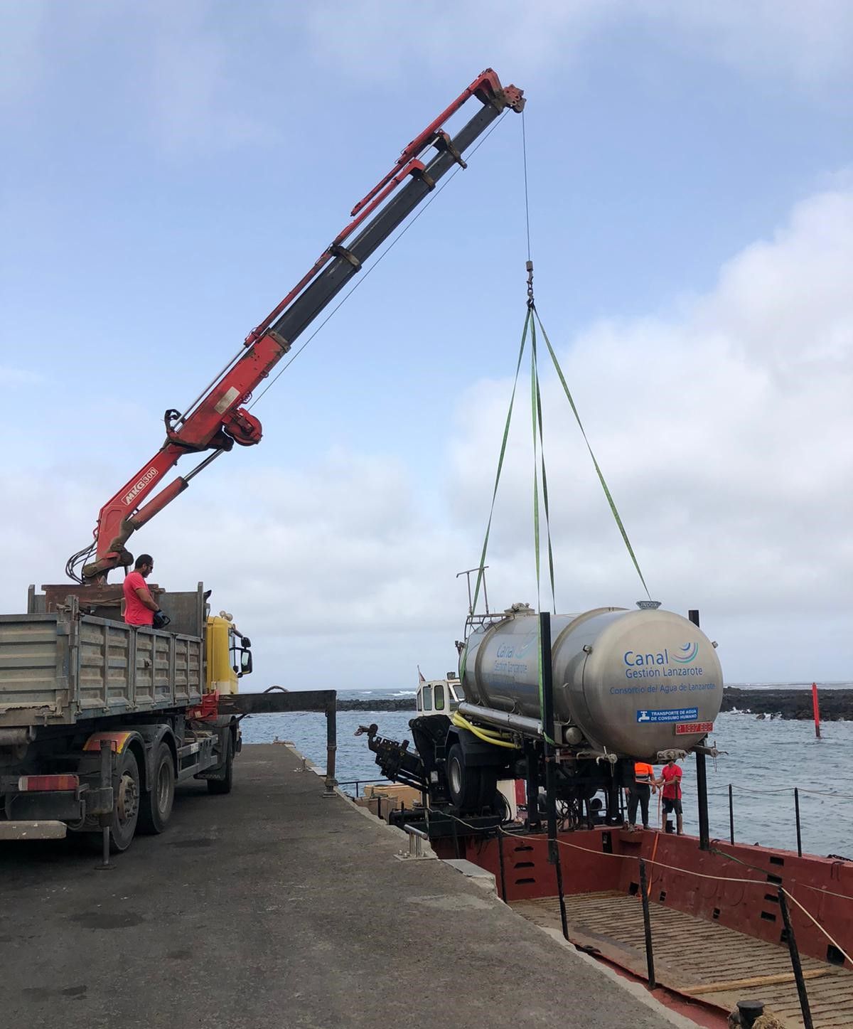 Traslado de la cisterna de Canal Gestión a La Graciosa para abastecer de agua a la población