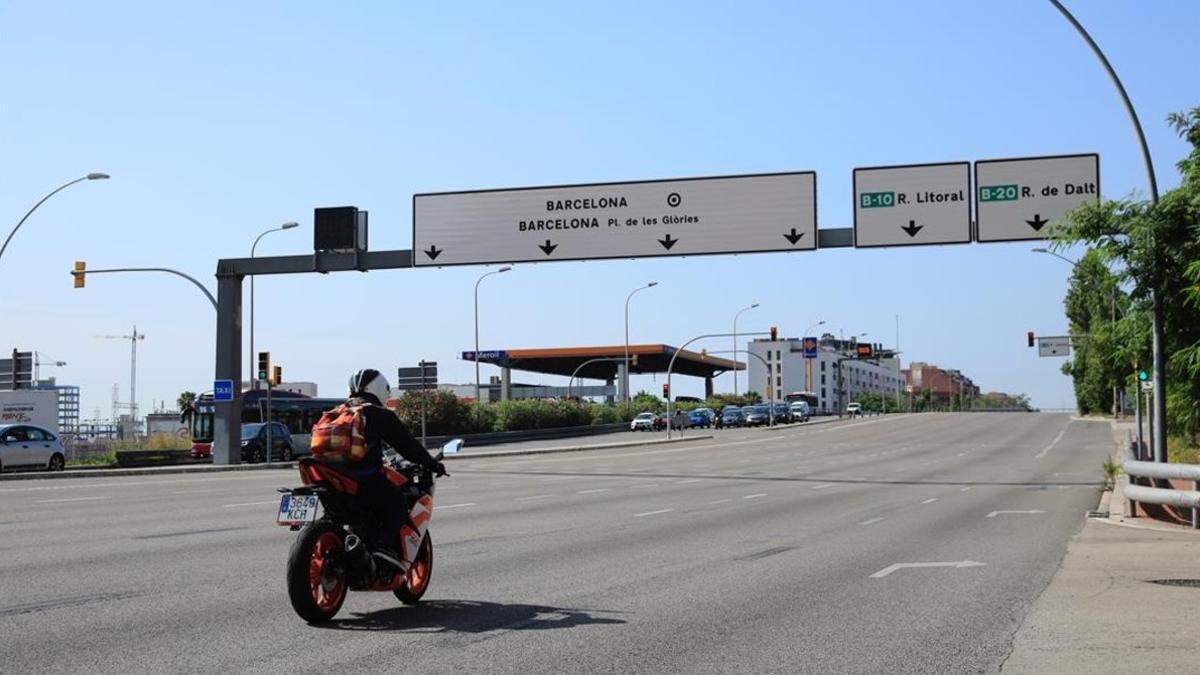 Una moto entra a Barcelona por la Meridiana