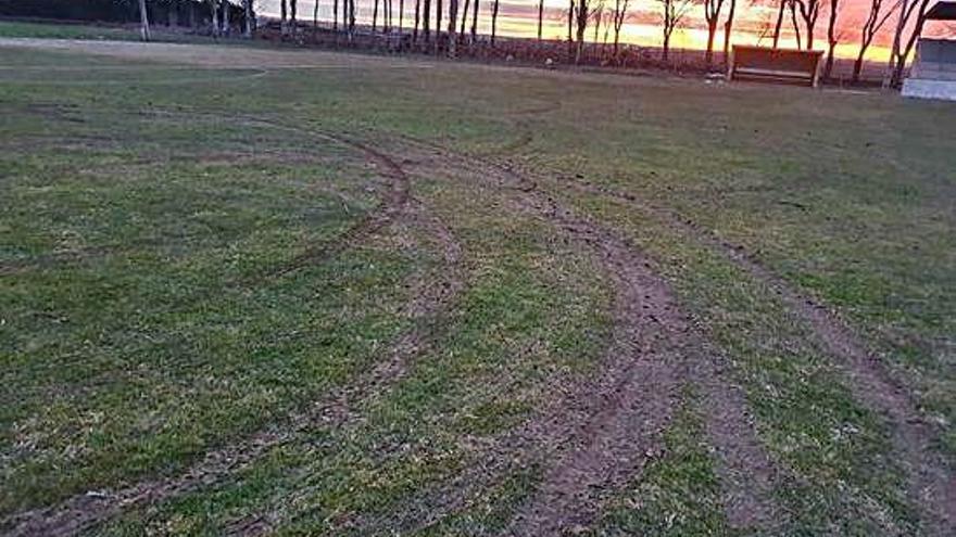 Destrozos causados en el campo de fútbol de Coreses.