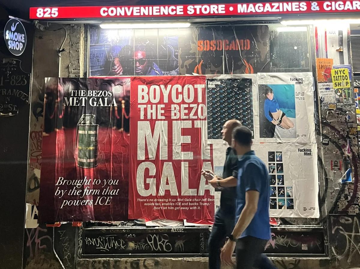 Varias personas caminan frente a un cartel que pide el boicot de la Met Gala en Nueva York, el pasado día 16 de abril.