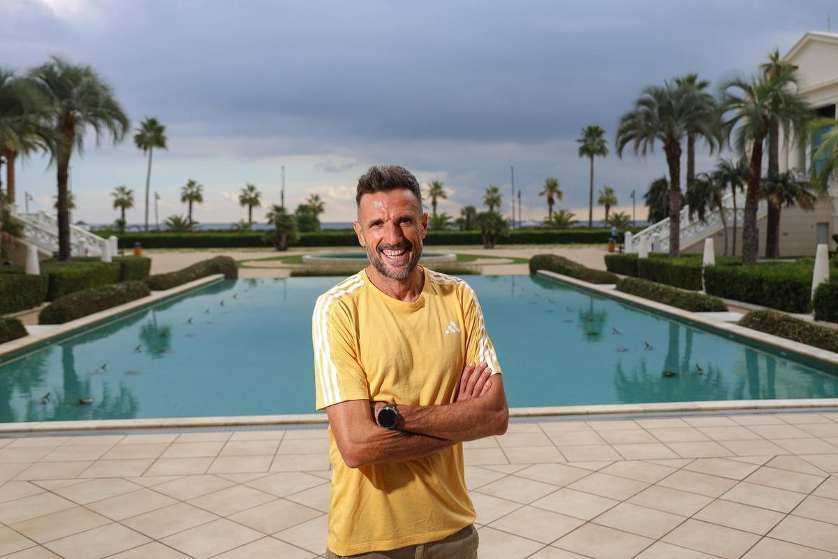 Chema Martínez posa en el Hotel Balneario Las Arenas