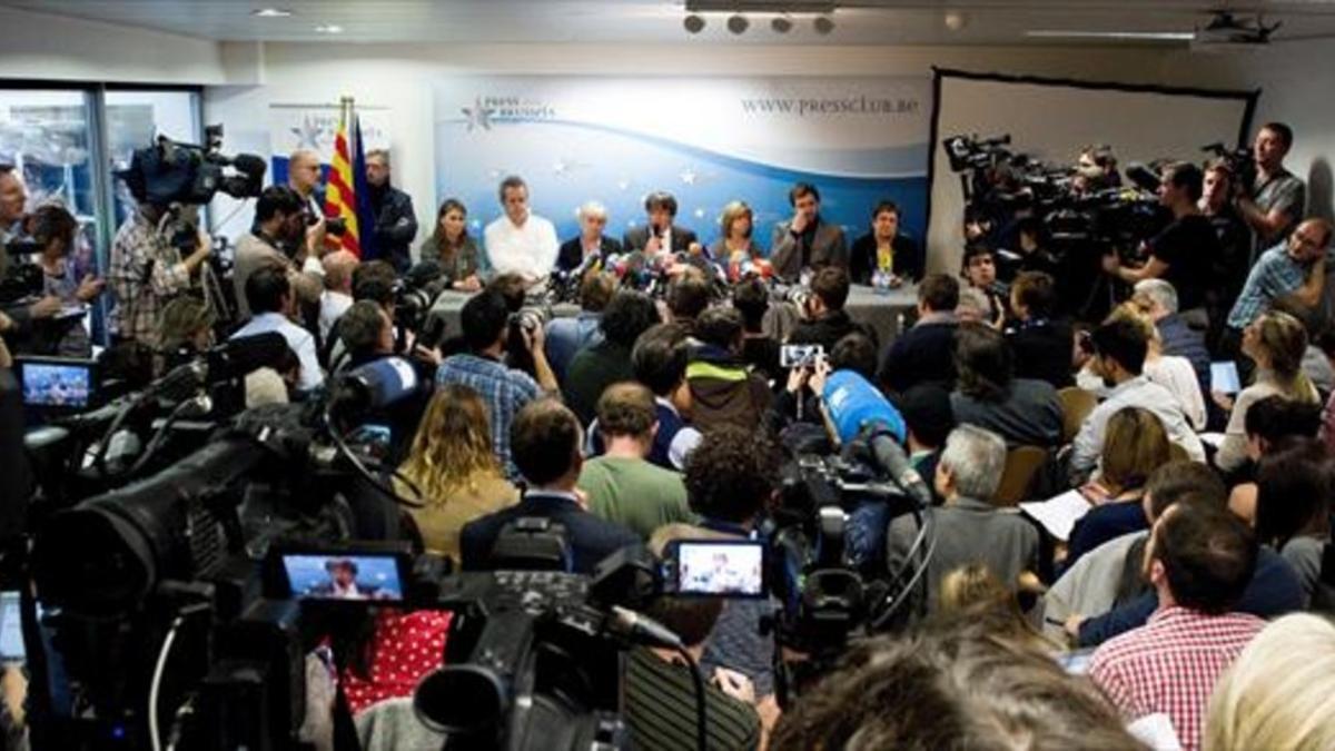 Meritxell Serret, Joaquim Forn, Carles Puigdemont, Meritxell Borràs, Antoni Comín y Dolors Bassa, de izquierda a derecha, en la rueda de prensa de ayer en Bruselas.