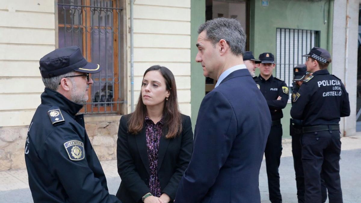 Los ediles Ester Giner y Antonio Ortolá se informan sobre el intento frustrado de okupación.