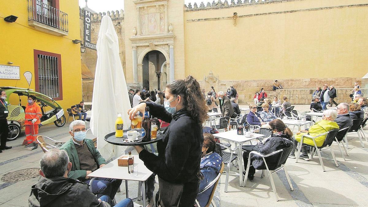 Una terraza repleta de clientes junto a la Mezquita-Catedral, la joya de Córdoba.