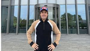 Fernando Alonso, ante la sede de Aston Martin, este lunes