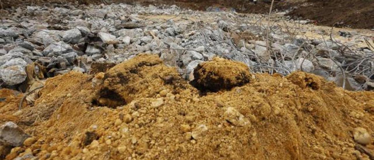 Obras de demolición de la Casa de Encuentros durante el pasado mes de julio.