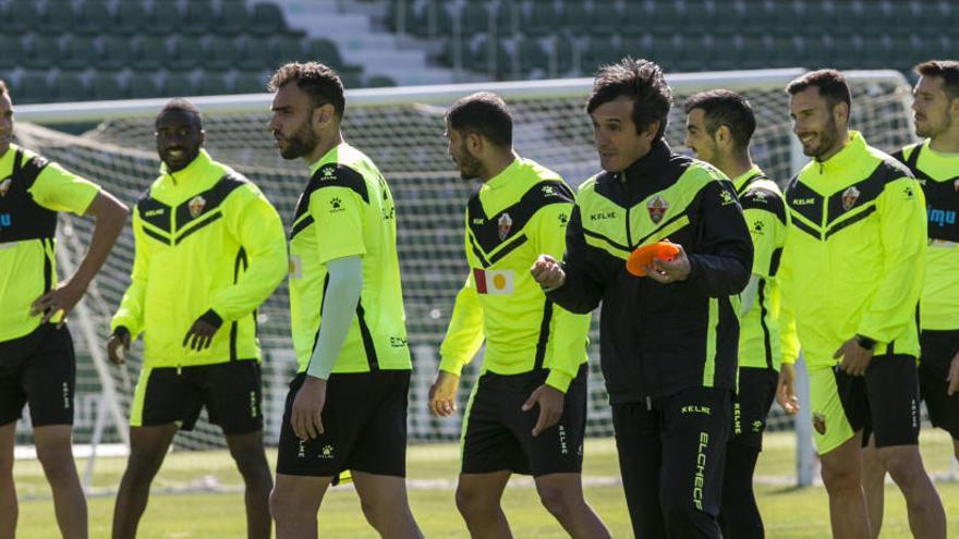 Pachet, con sus jugadores, durante un entrenamiento en el estadio Martínez Valero