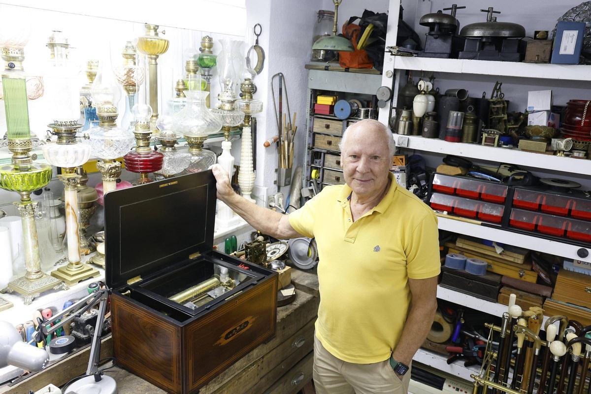 Santiago Vilas en su pequeño taller en la zona de Os Pexigos