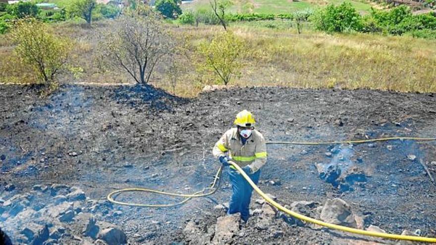 Un bomber en l&#039;extinció d&#039;un incendi a Manresa, en una foto d&#039;arxiu