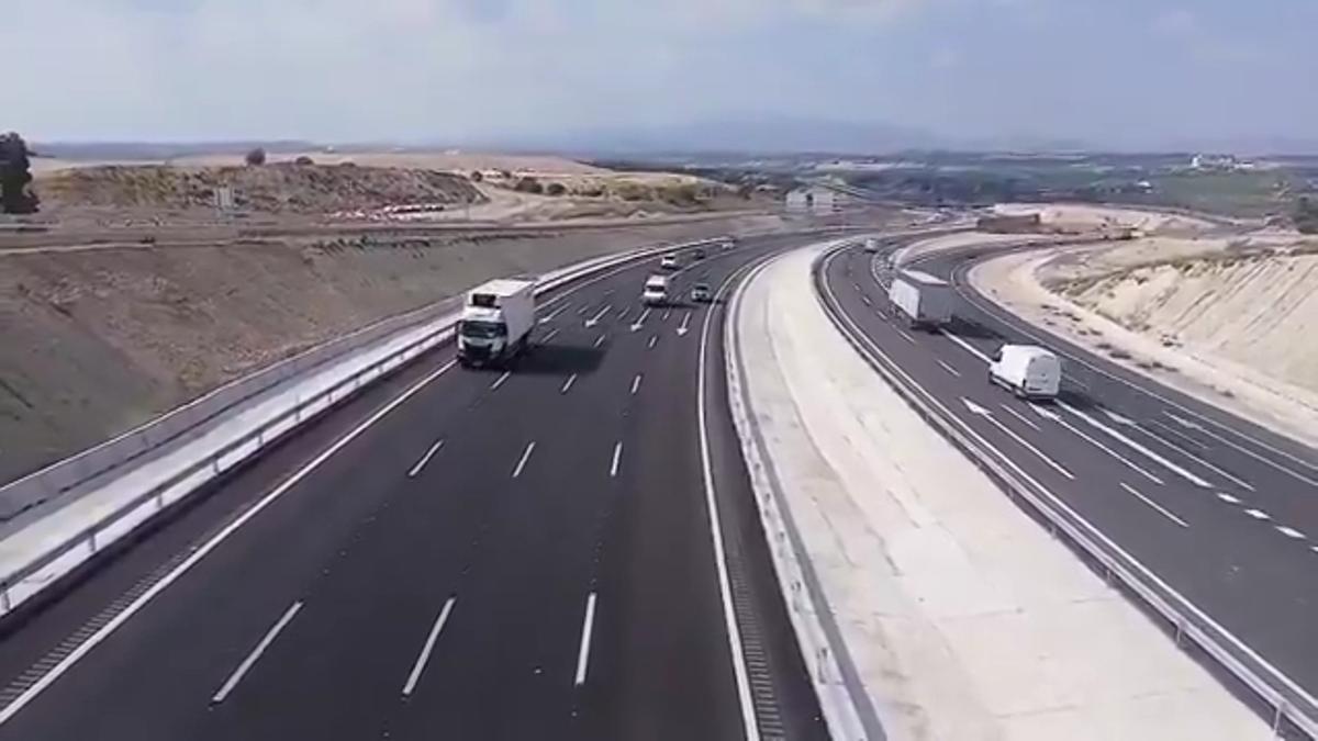 Coches y camiones circulando por el último tramo del Arco Noroeste.