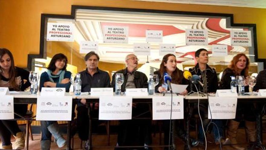 De izquierda a derecha, Arantxa Fernández, Mayra Fernández, Roberto Corte, Etelvino Vázquez, Sonia Vázquez, Estrella García, Isabel Friera y Alejandra Thassis.