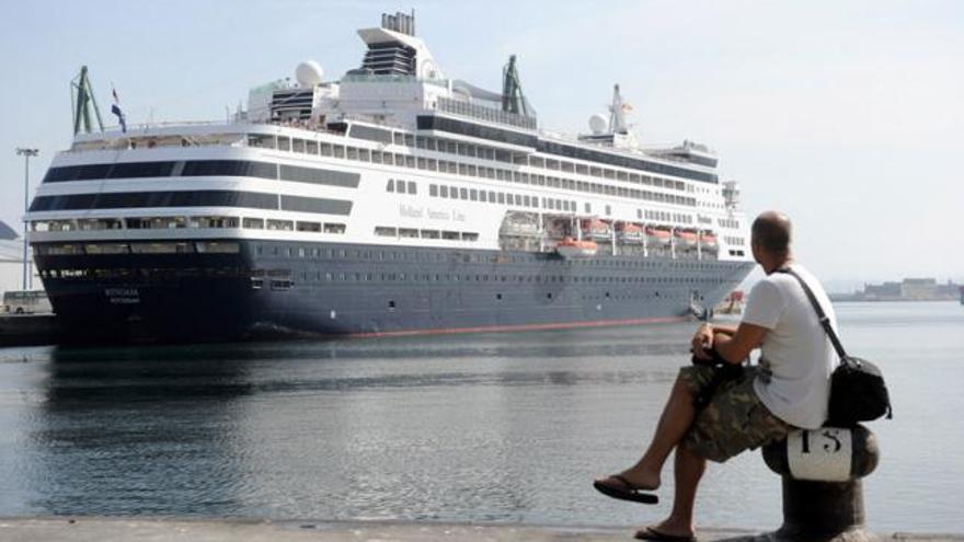 El crucero Ryndam, esta mañana, en A Coruña. / Fran Martínez