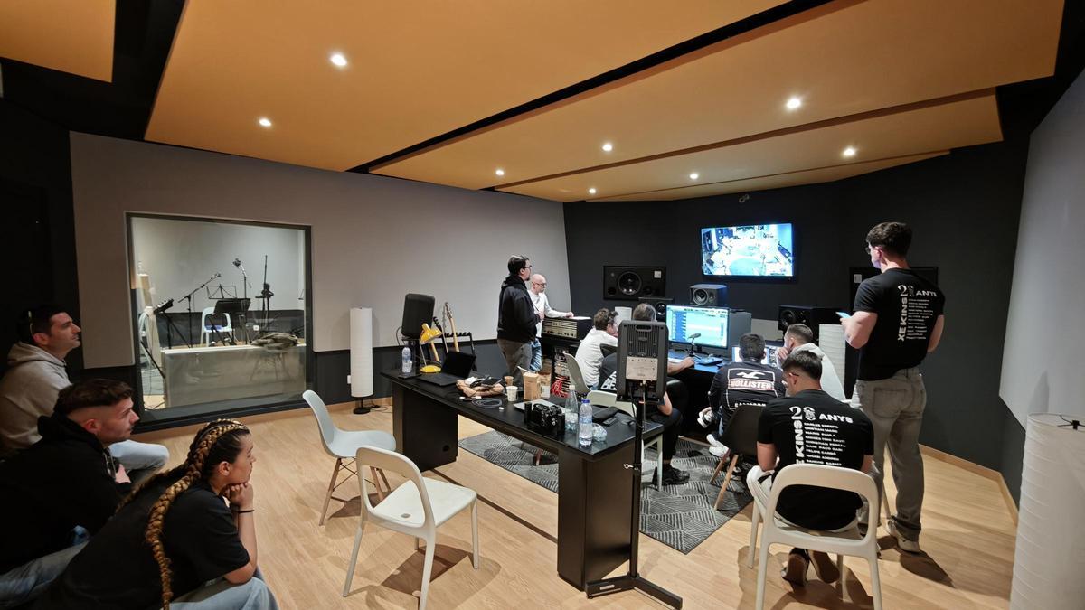 La propia cantante siguiendo de primera mano la grabación en el estudio