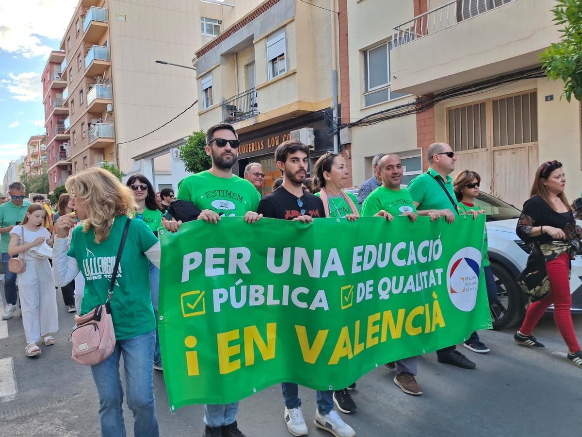 Las imágenes de la multitudinaria e histórica manifestación de los docentes y familias en Dénia