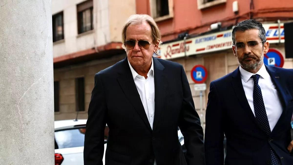 Matthias Kühn mit seinem Anwalt Jaime Campaner im Oktober 2025 auf dem Weg zum Gericht.