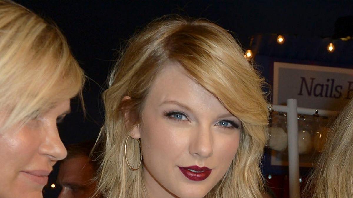 Taylor Swift con labios burdeos