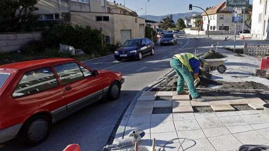 Tramo del vial donde la calzada se vuelve más estrecha.  // M. G. Brea